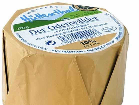 Fromage allemand entier et en tranche, présenté avec son emballage.
