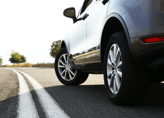 une voiture sur la route