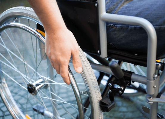 Une personne en fauteuil roulant