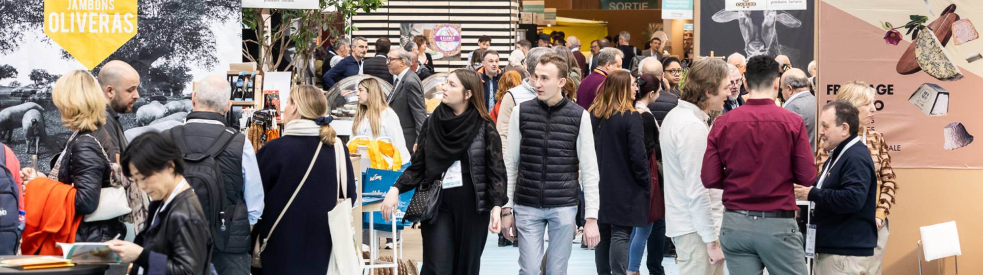 des personnes qui déambulent dans les allées du salon