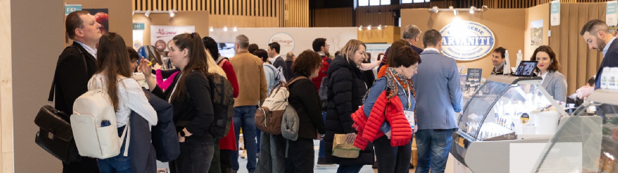 Des exposants présentant leurs produits à des visiteurs. 