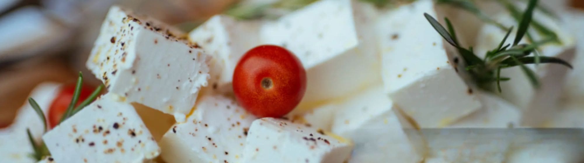 De la feta grecque avec des tomates cerises. 