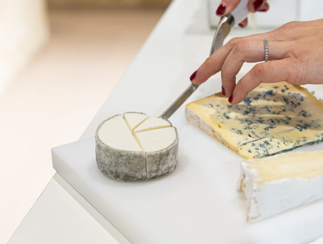 L'art de la découpe, sous forme de schéma en présentant les différentes découpes des fromages ronds, en pointe...